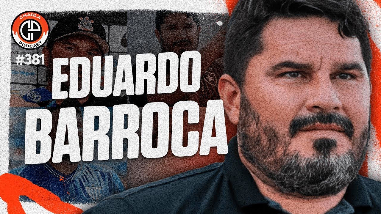 Um homem com barba está parado em frente a uma placa que diz eduardo barroca.