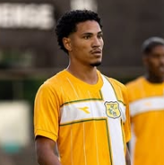 Um jogador de futebol está correndo em campo durante um jogo.