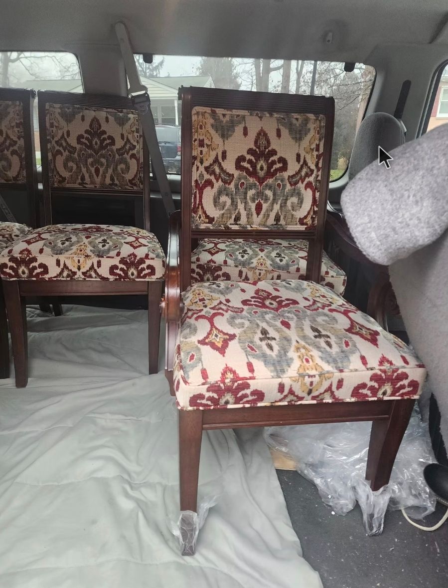 A group of chairs are sitting in the back of a car.