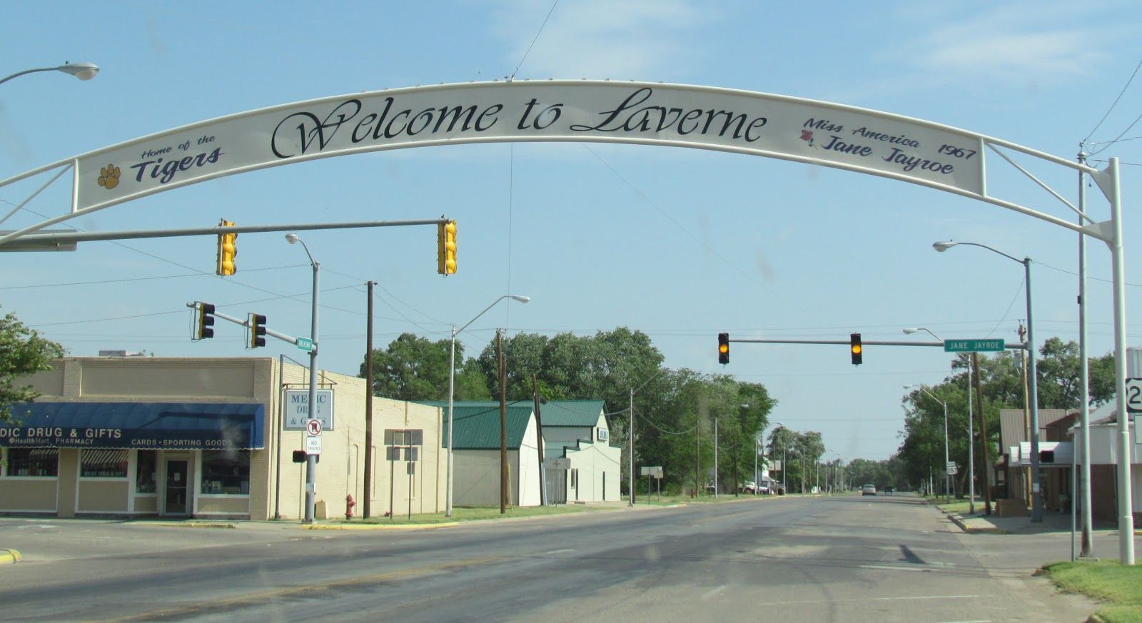 A street with a sign that says welcome to Laverne