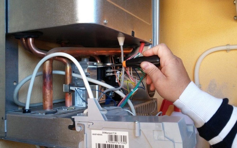 Tecnico con un cacciavite in mano