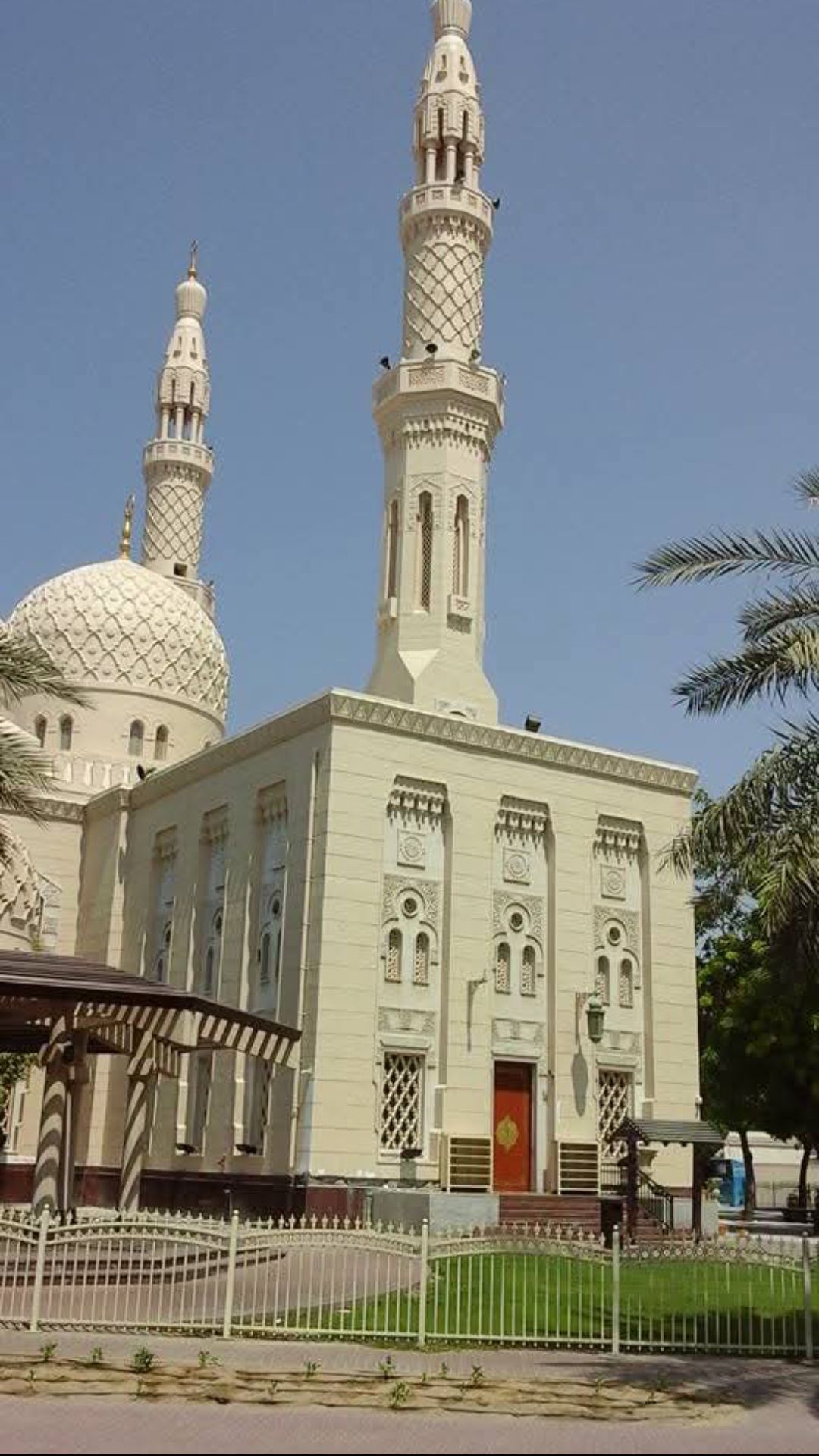 A large white building with two minaret 's on top of it