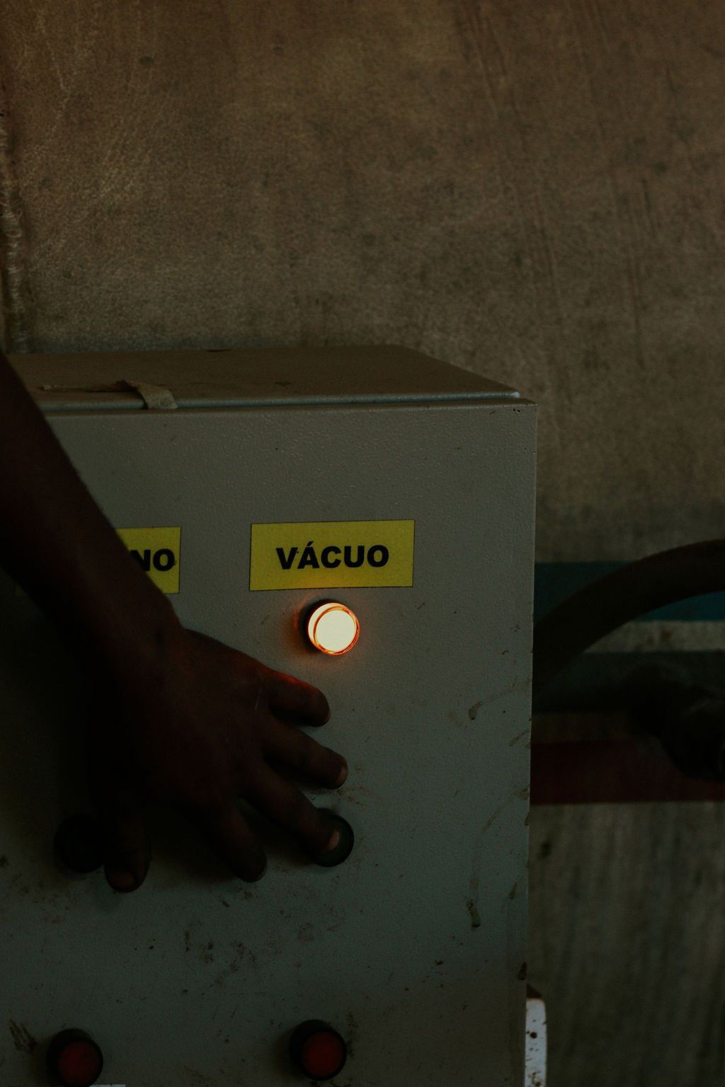 Uma pessoa está pressionando um botão em um painel de controle.