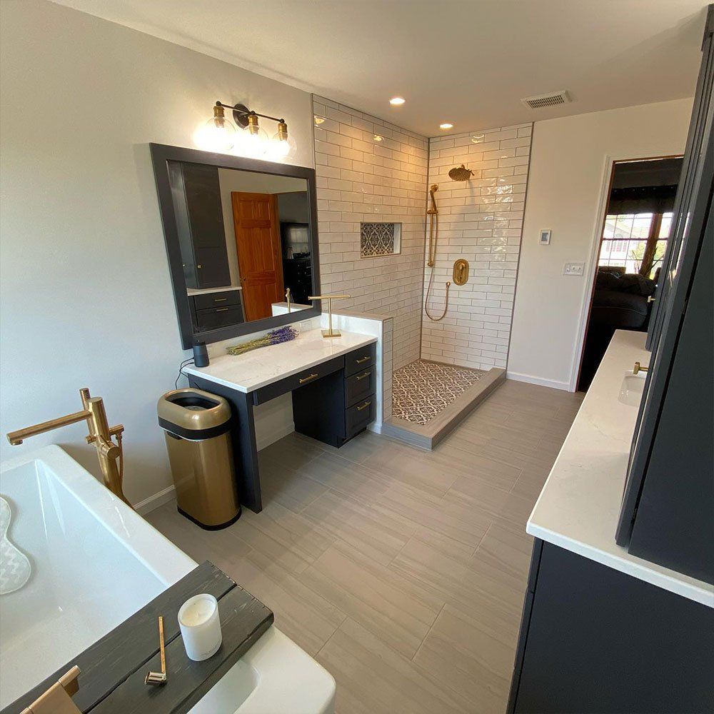 Large And Elegant Bathroom — Forrest, IL — Finishing Touch Large And Elegant Bathroom — Forrest, IL — Finishing Touch