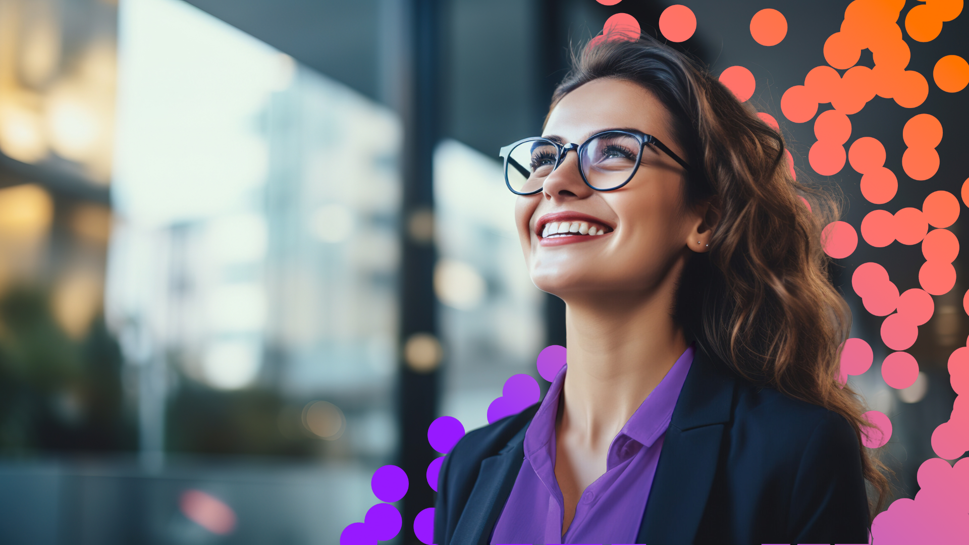 Mulher sorridente de óculos e blazer roxo olhando para cima ao lado de luzes coloridas em um cenário urbano.