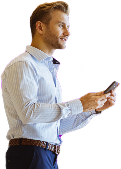 Homem com camisa listrada clara segurando um smartphone e olhando para frente contra um fundo branco.
