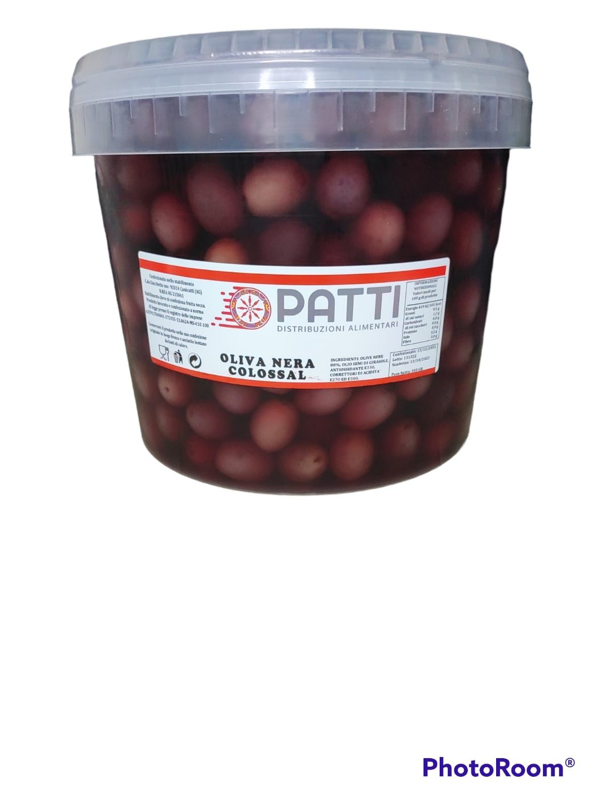 Un secchio di plastica pieno di olive su uno sfondo bianco.