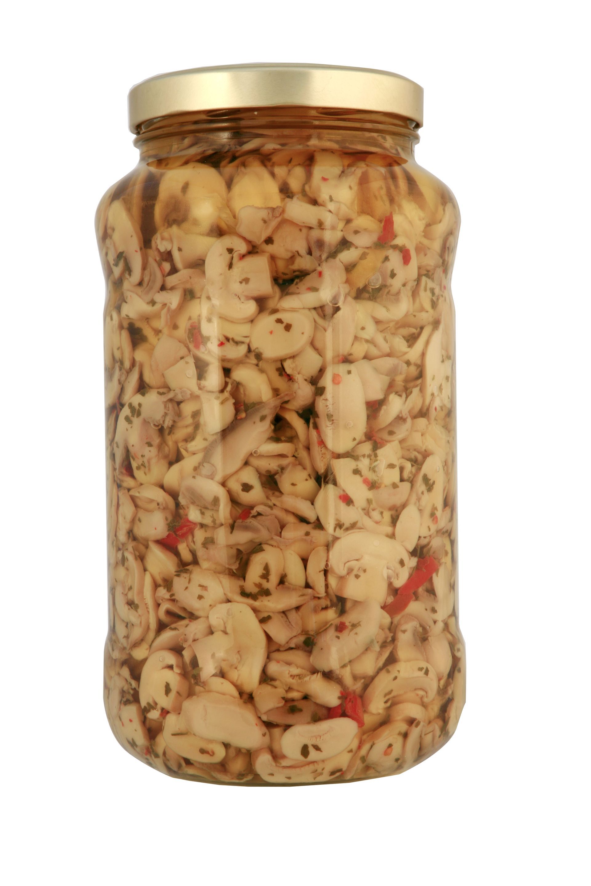 Un barattolo pieno di funghi e peperoni rossi su uno sfondo bianco.