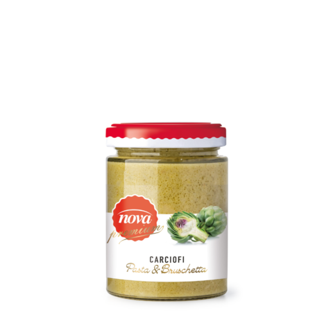Un barattolo di salsa di carciofi con il coperchio rosso su sfondo bianco.