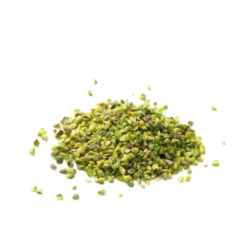 Un mucchio di pistacchi tritati su uno sfondo bianco.