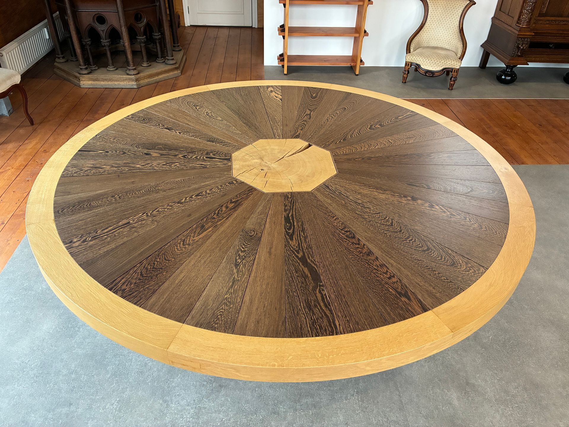 Ronde tafel van eiken en wengé