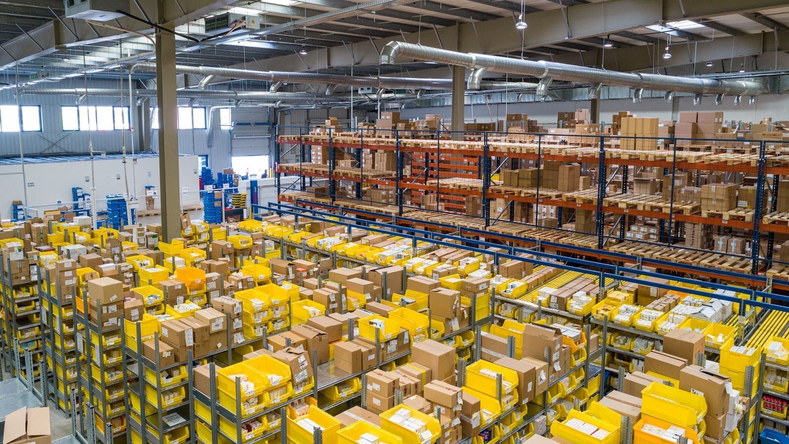 Business consignments in a logistics warehouse supported by real-time delivery tracking