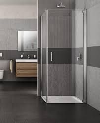 Bagno moderno con cabina doccia in vetro e specchio per il trucco.