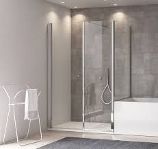 Moderna cabina doccia con box in vetro, pareti rivestite in piastrelle grigie e portasciugamani bianco nelle vicinanze.