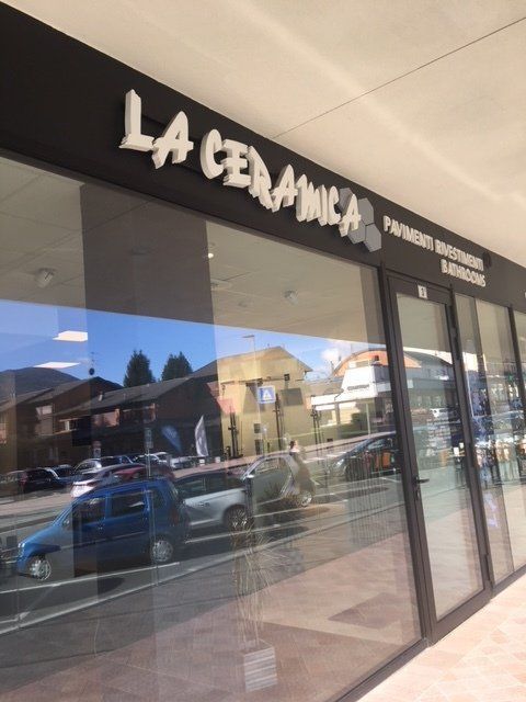 Vetrina con l'insegna 