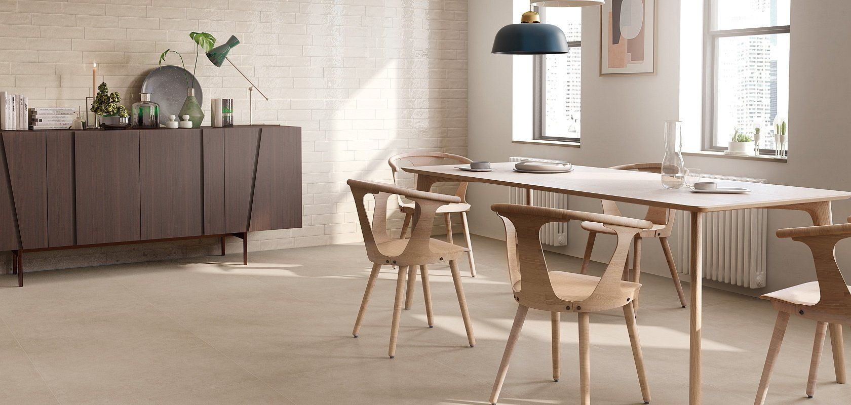 Sala da pranzo minimalista con tavolo in legno, sedie, credenza e luce naturale soffusa.