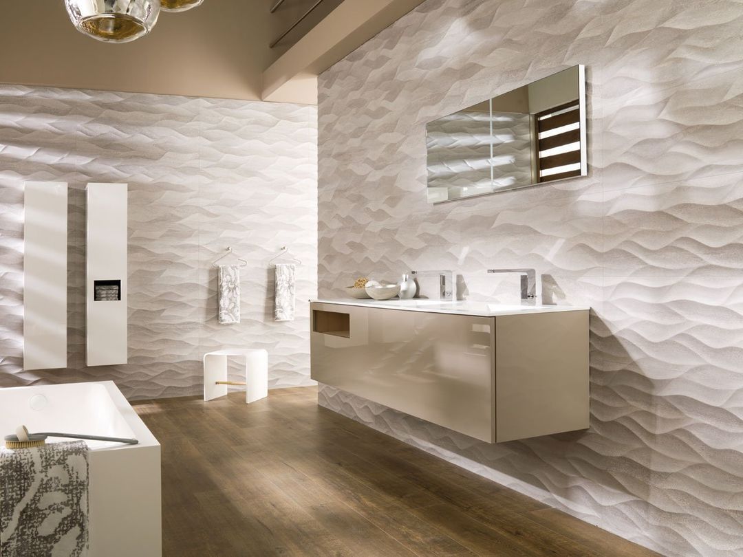 Bagno moderno con pareti rivestite con piastrelle bianche ondulate, mobile lavabo beige, vasca da bagno e pavimento in legno.