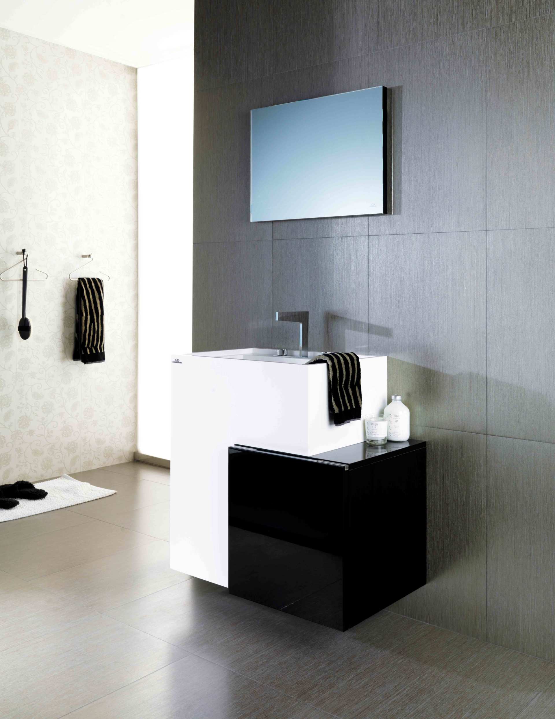 Mobile bagno moderno con lavabo bianco, mobiletto nero, specchio e parete rivestita con piastrelle grigie.