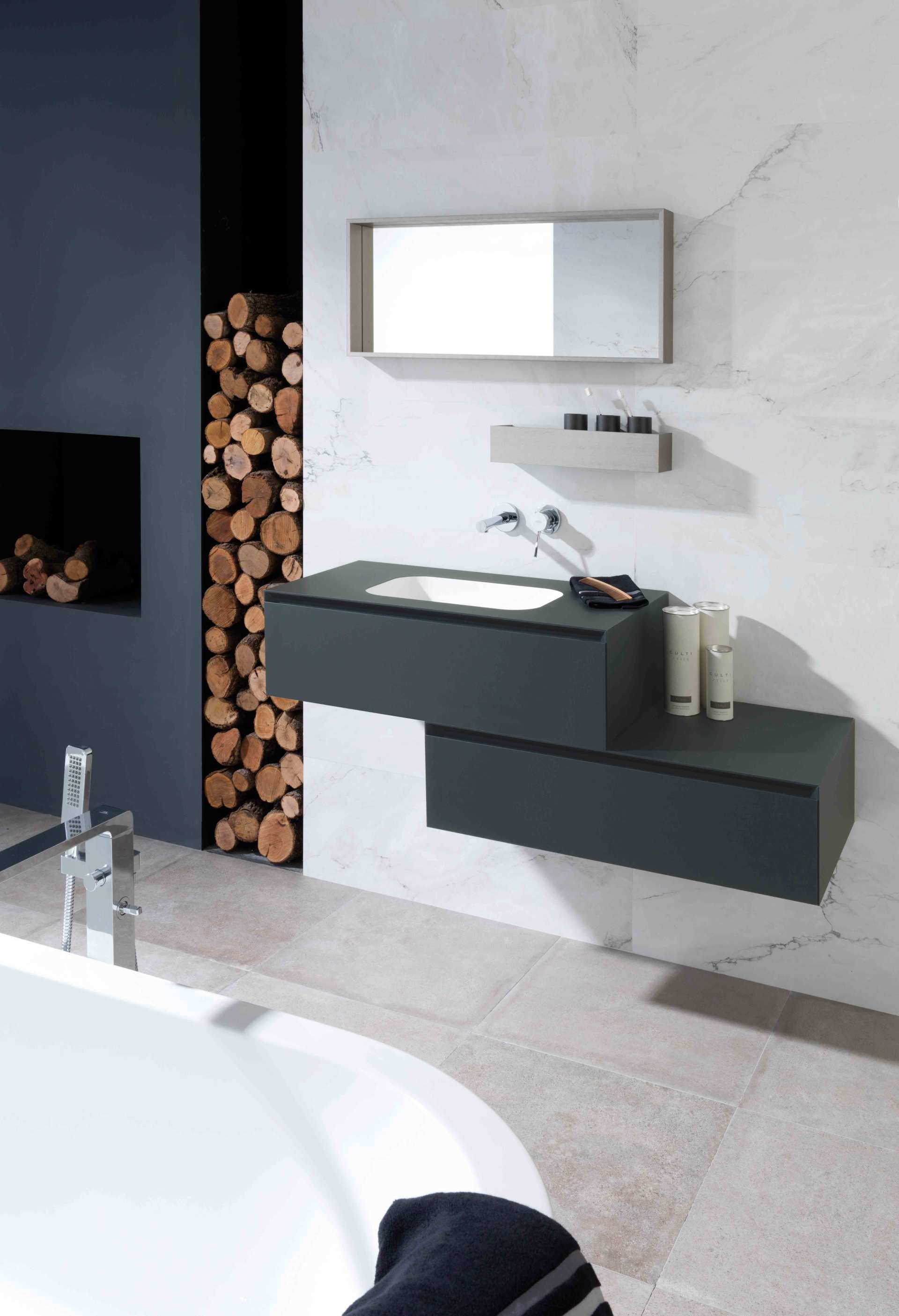 Bagno moderno con mobile lavabo sospeso scuro, specchio con armadietto e lavabo bianco accanto alla vasca da bagno.