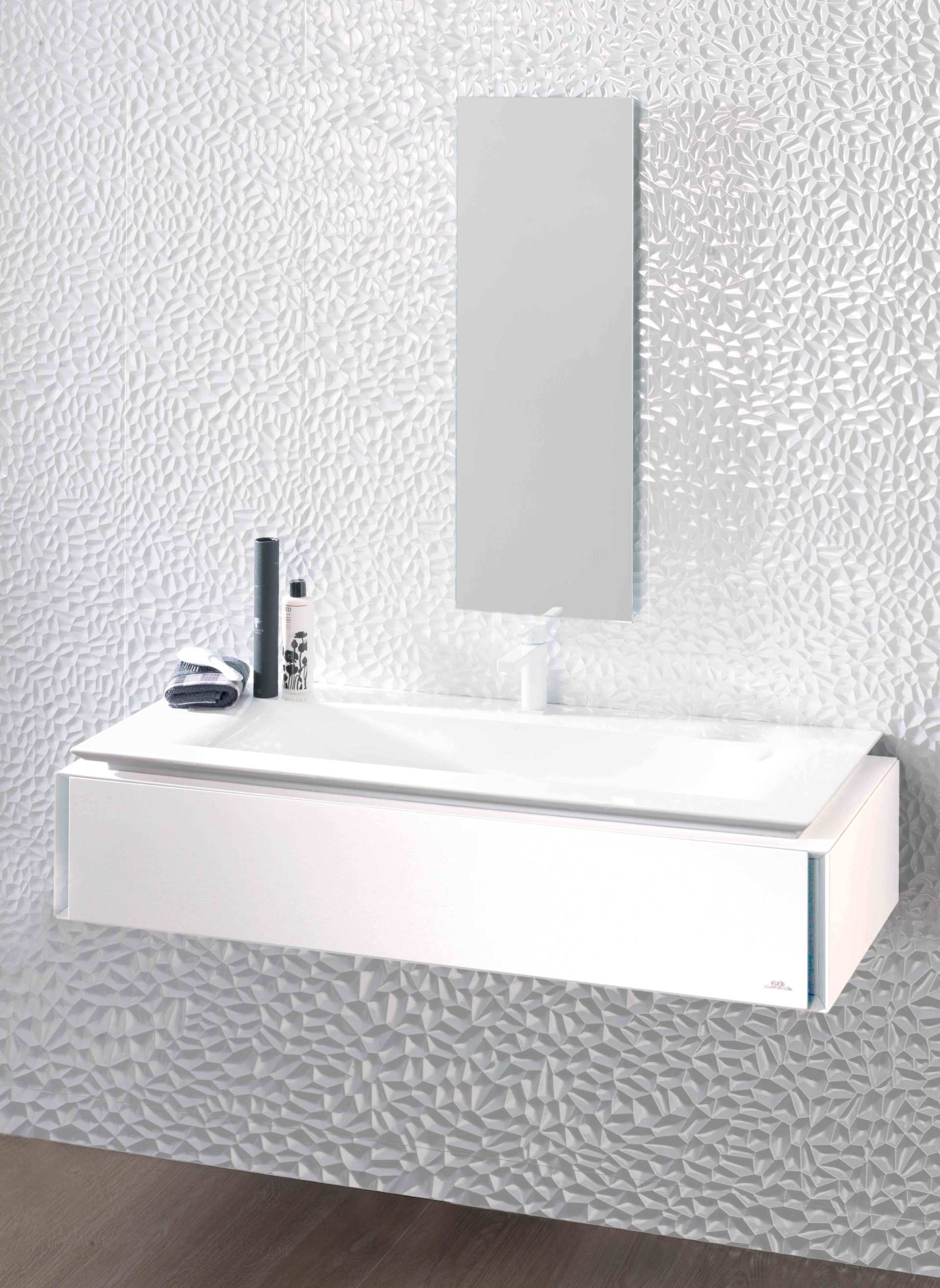 Moderno mobile da bagno sospeso bianco con lavabo e specchio su parete argentata testurizzata