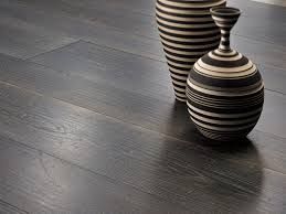 Due vasi in ceramica a righe su un pavimento in legno scuro