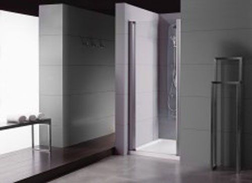 Bagno moderno con porta doccia aperta, pareti rivestite con piastrelle grigie e portasciugamani.