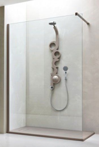 Moderna cabina doccia con box in vetro e doccetta a mano, posizionata al centro di una parete piastrellata del bagno.