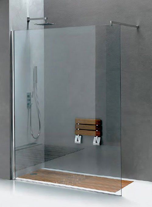 Box doccia minimalista in vetro con maniglioni a parete e sedile da vasca in legno.