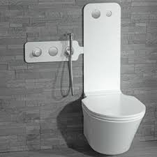 WC moderno bianco a parete con comandi di scarico integrati, installato su una parete del bagno rivestita di piastrelle grigie.