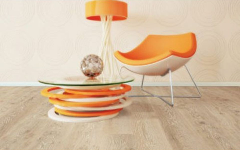 Poltrona lounge moderna arancione e bianca con tavolino abbinato e decorazioni scultoree su pavimento in legno.