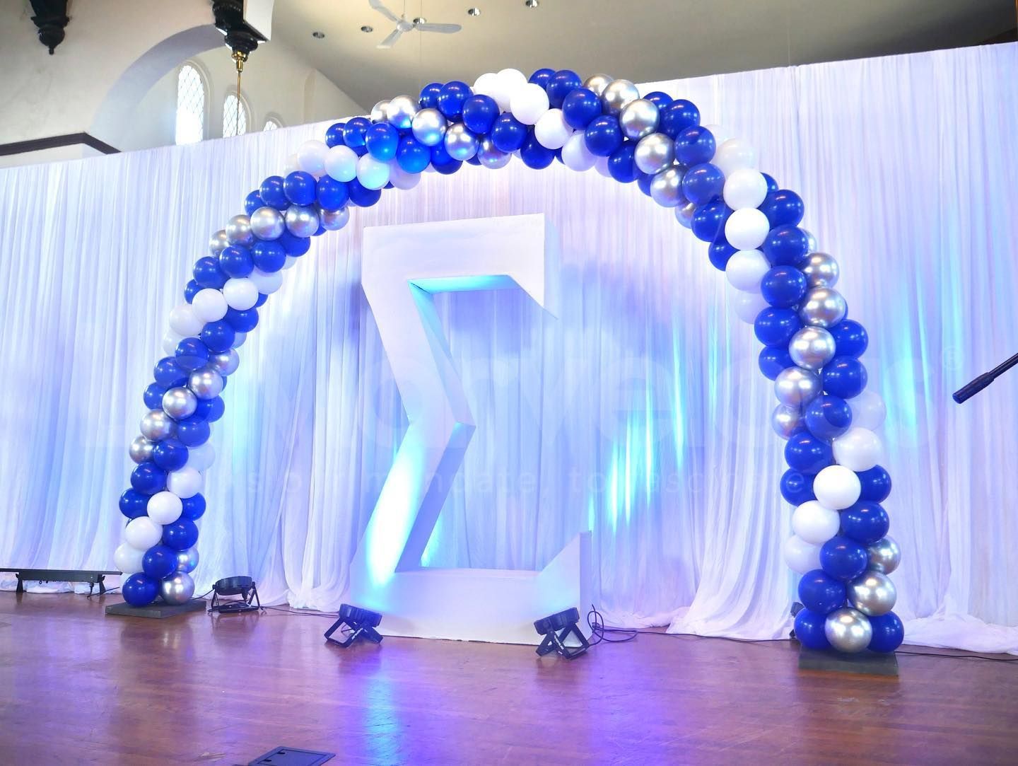A blue and white balloon arch with the letter z in the middle
