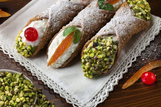 Cannoli siciliani con ricotta e granella di pistacchio