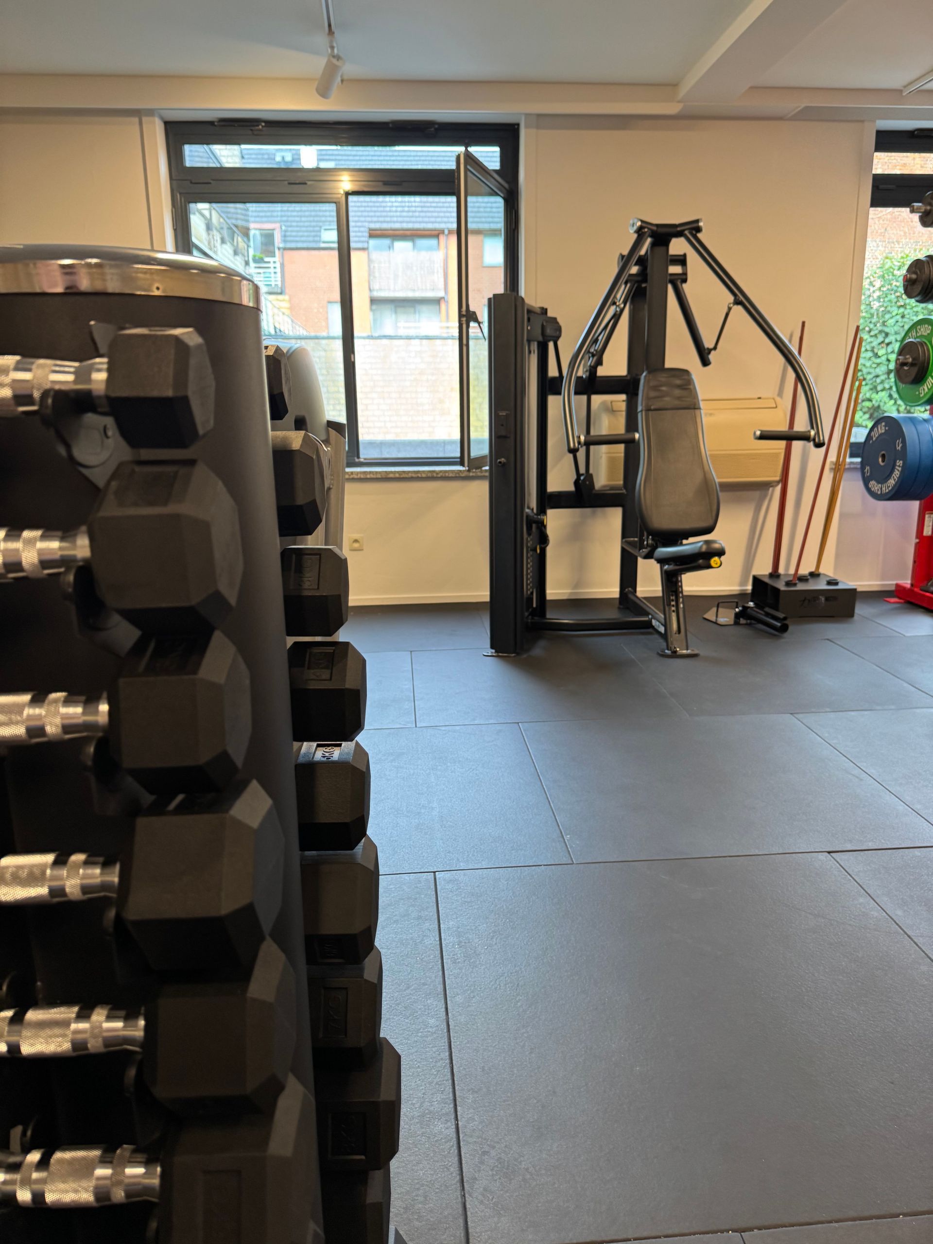 Personal trainer die een cliënt begeleidt met gerichte kracht- en stabiliteitsoefeningen in de oefenzaal van MedX.