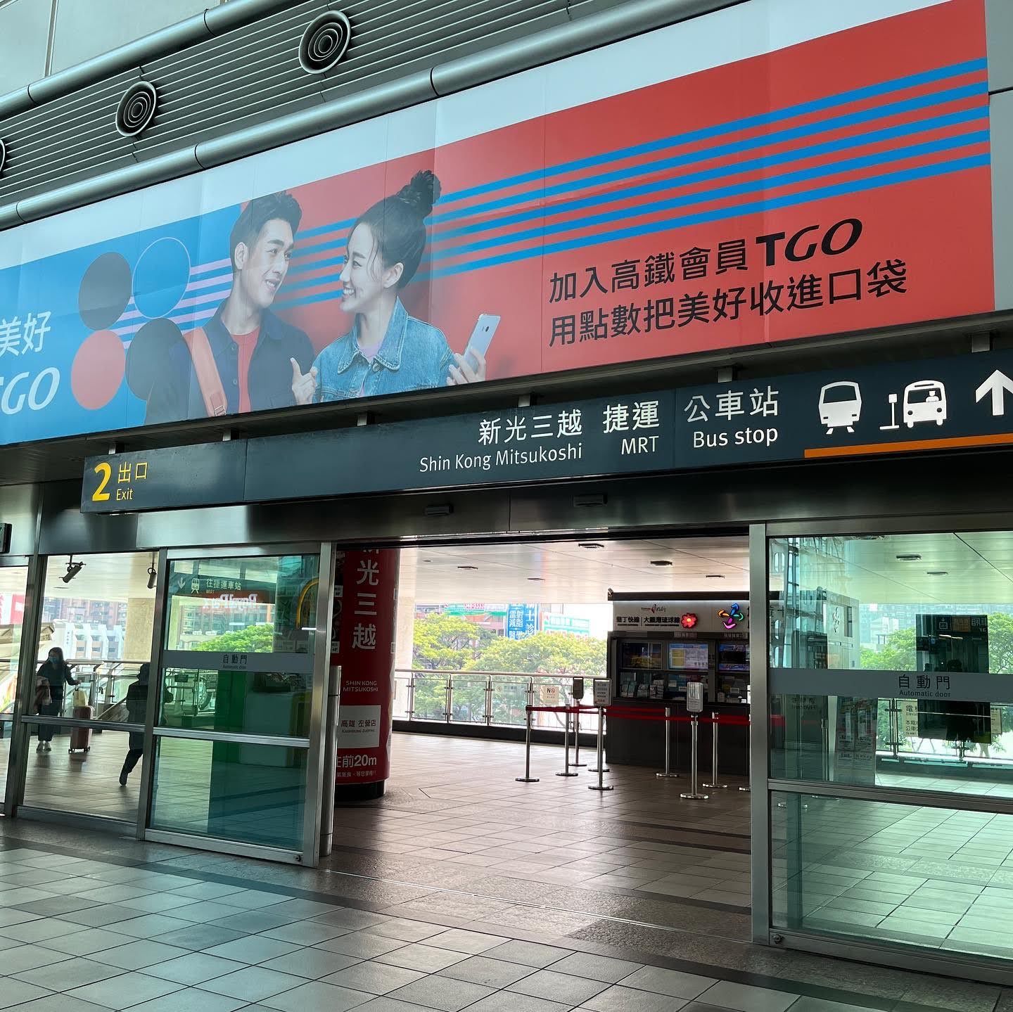 A building with a sign that says tgo on it