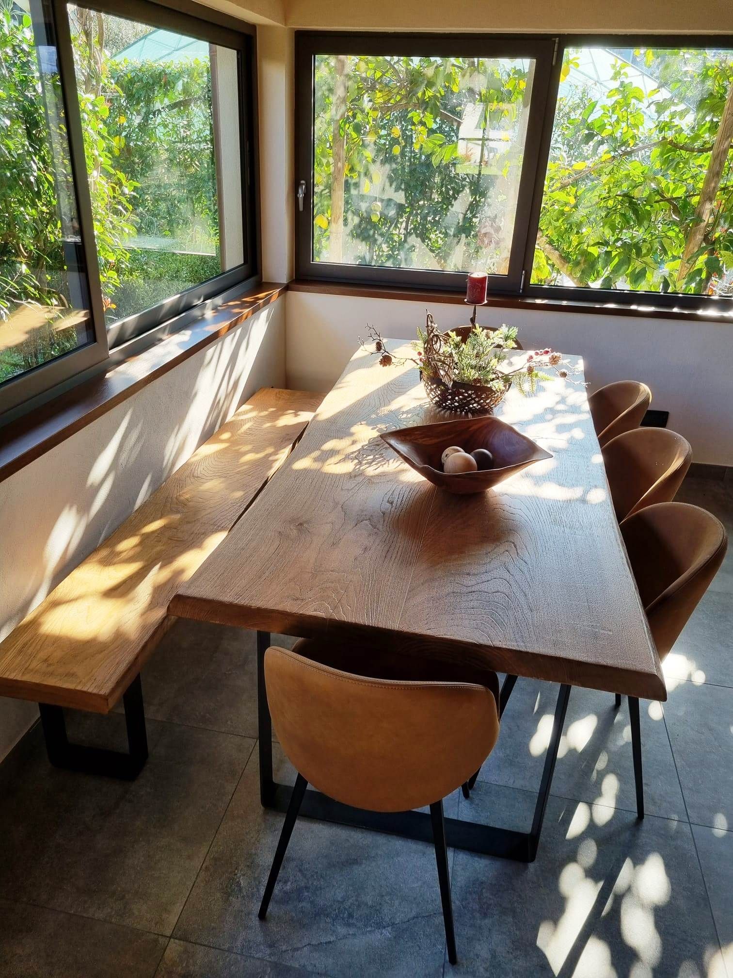 Tavolo da pranzo con panca