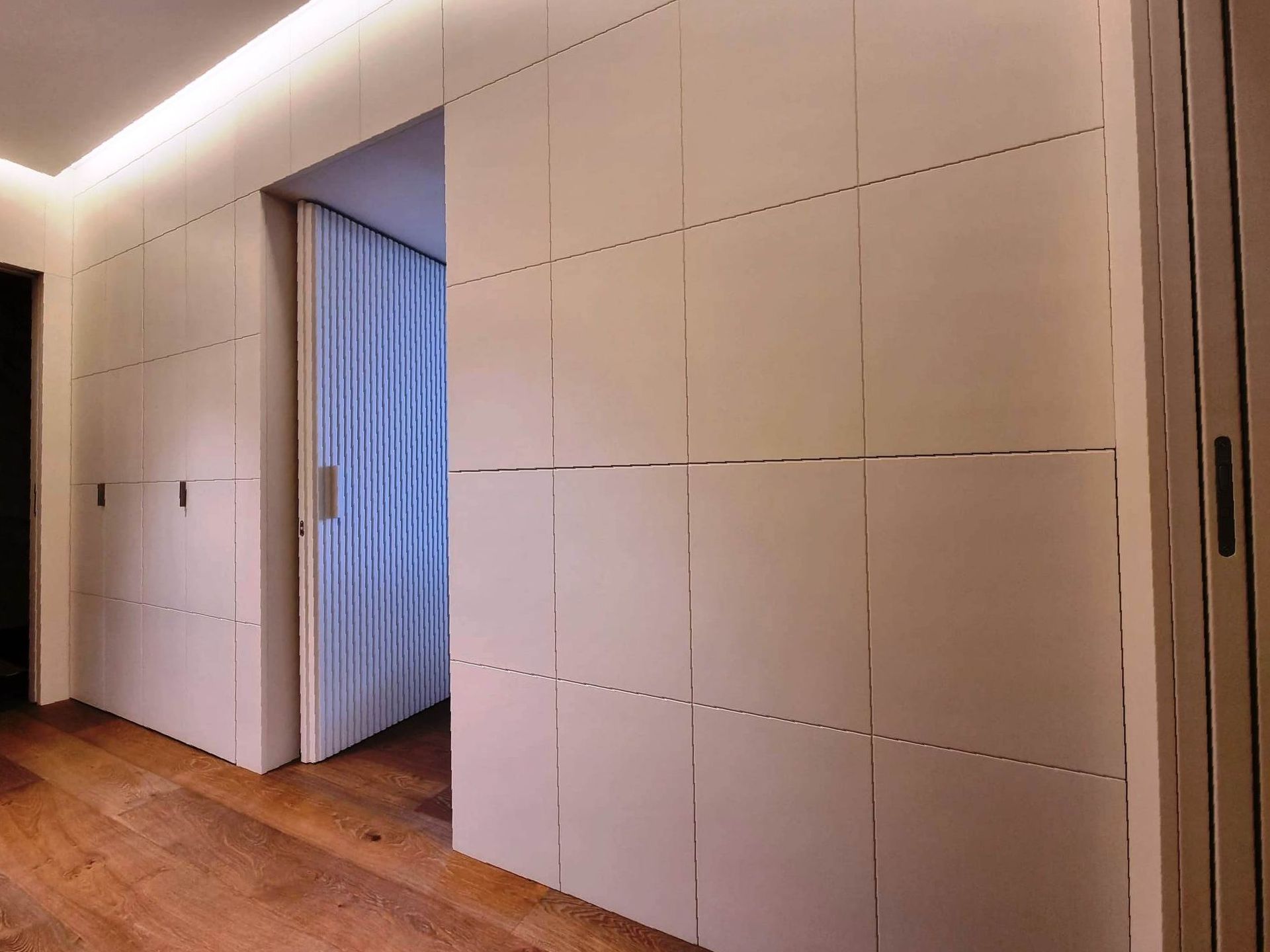 Corridoio in legno con porte scorrevoli