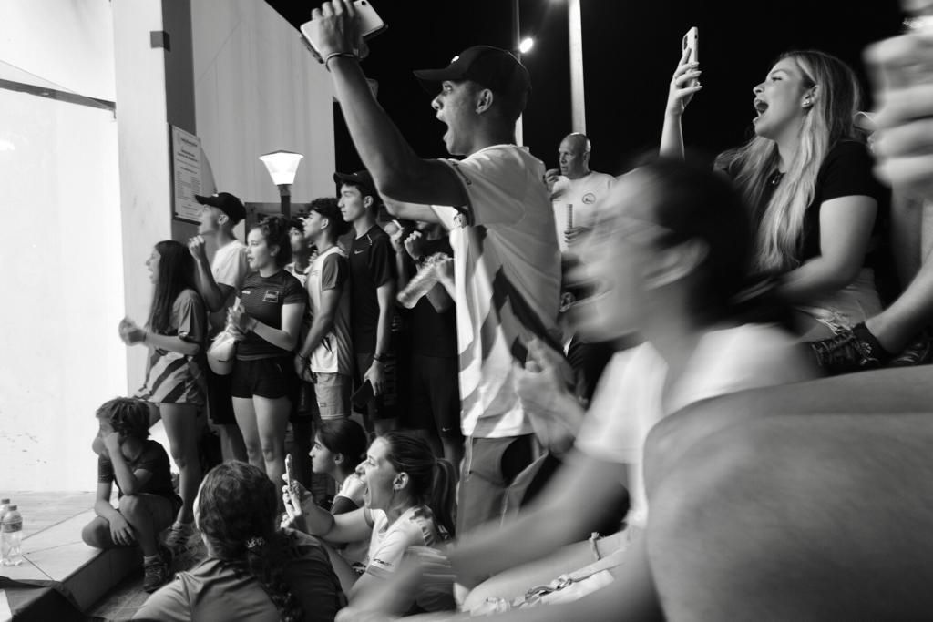 Uma foto em preto e branco de uma multidão assistindo a um jogo.