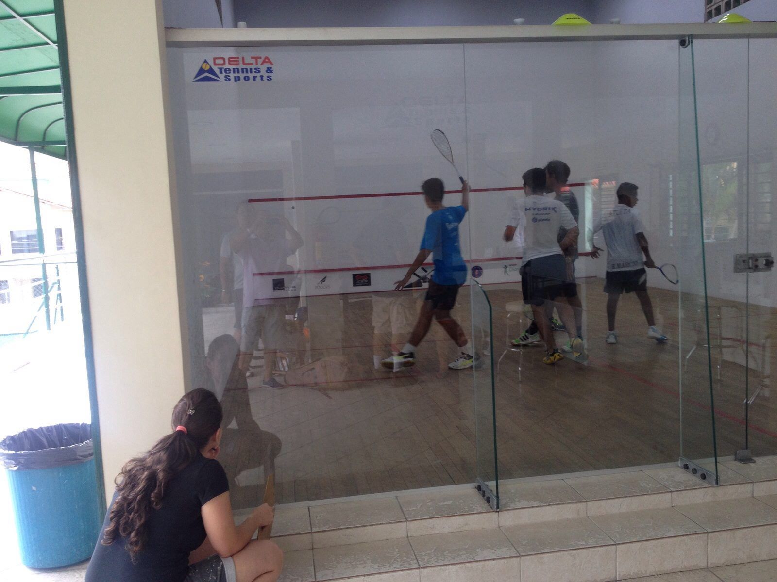 um grupo de pessoas está jogando squash em uma academia