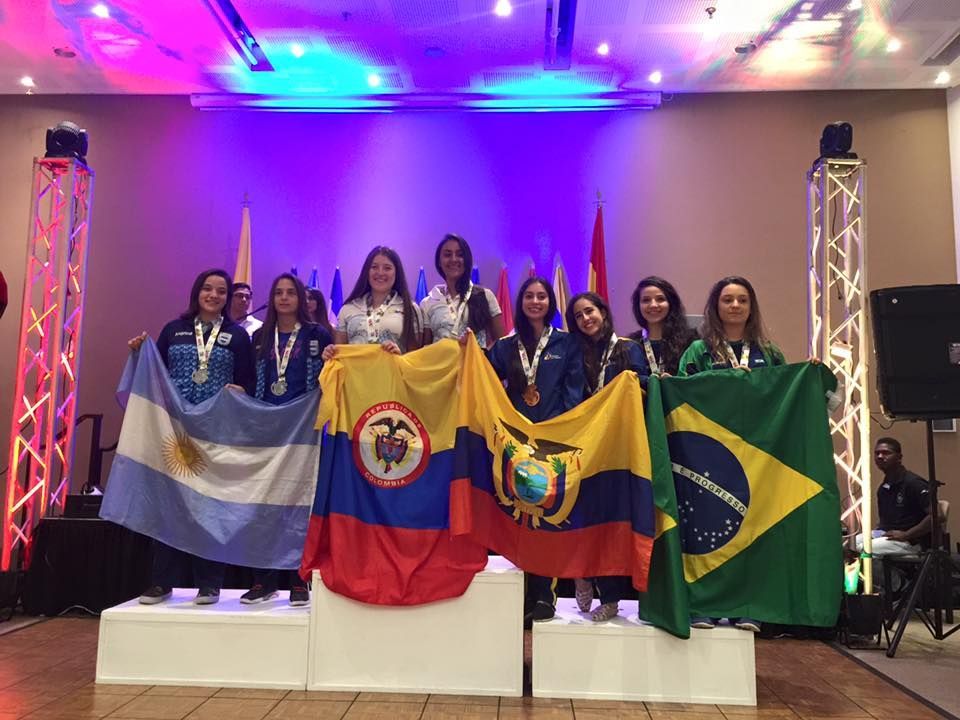 um grupo de mulheres está em um pódio segurando bandeiras de diferentes países.