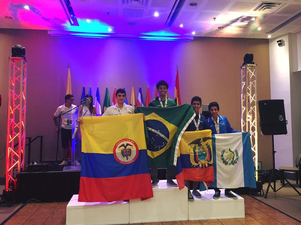 um grupo de pessoas em um pódio segurando bandeiras de diferentes países.