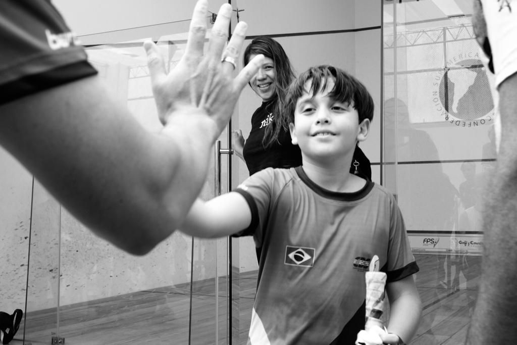 Um menino está dando um high five para outro menino