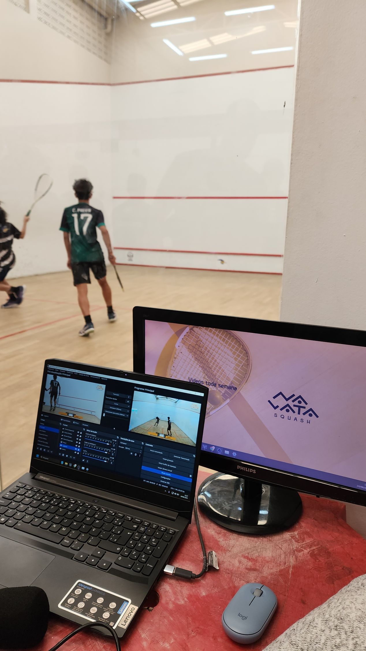 Um homem com uma camisa número 17 está jogando squash
