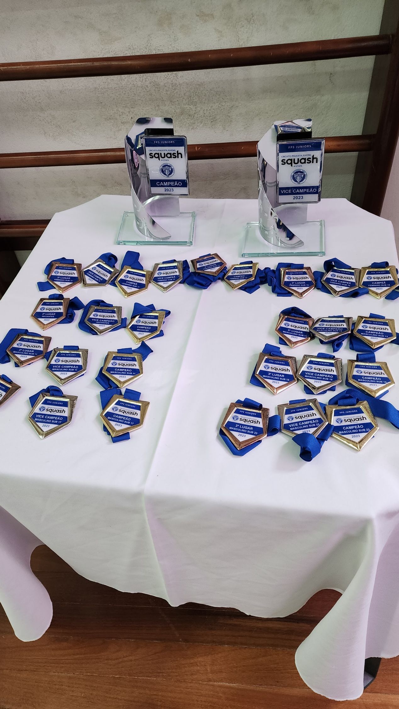 uma mesa com muitas medalhas