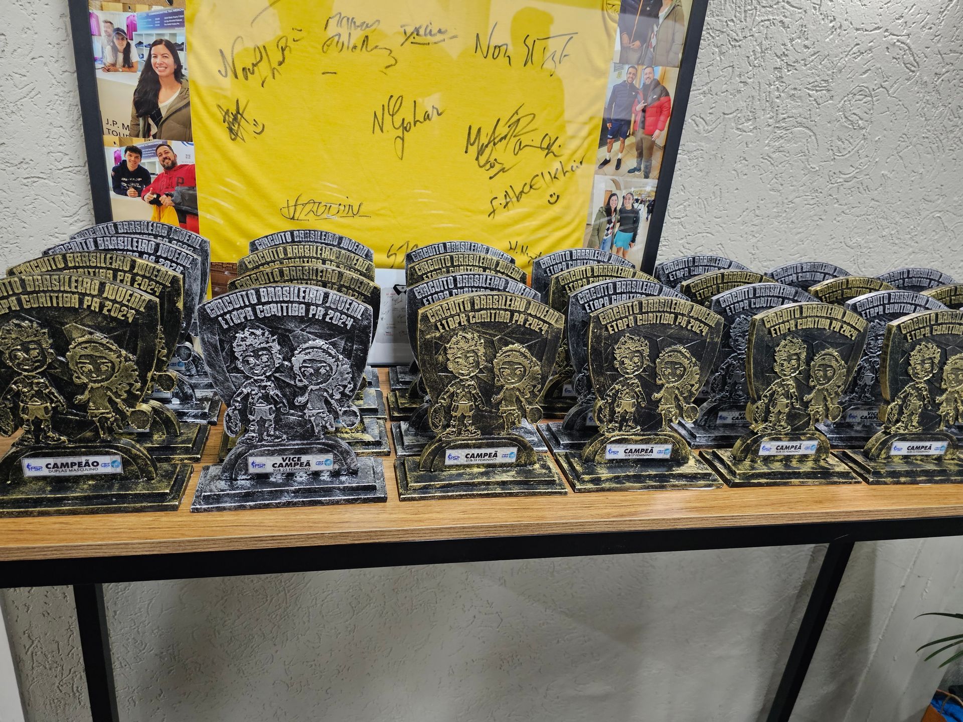 Uma mesa com um monte de troféus em cima