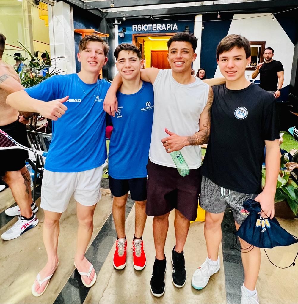 Um grupo de jovens posa para uma foto em frente a um prédio que diz fisioterapia
