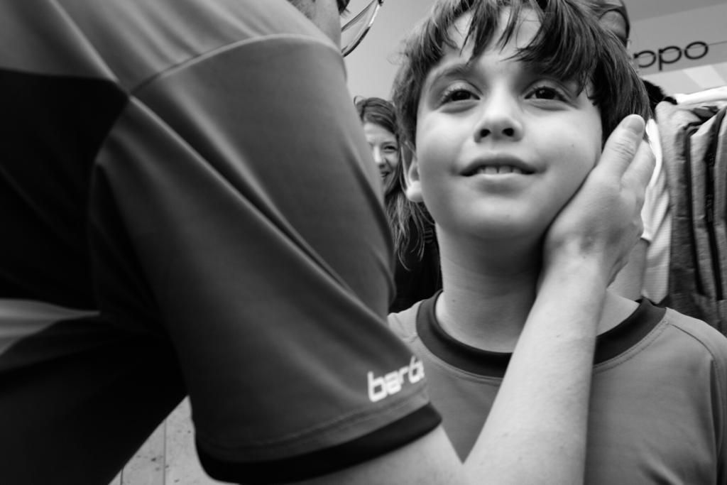 Uma foto em preto e branco de um menino com uma camisa que diz berd