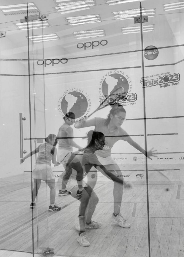 Uma foto em preto e branco de um grupo de pessoas jogando squash