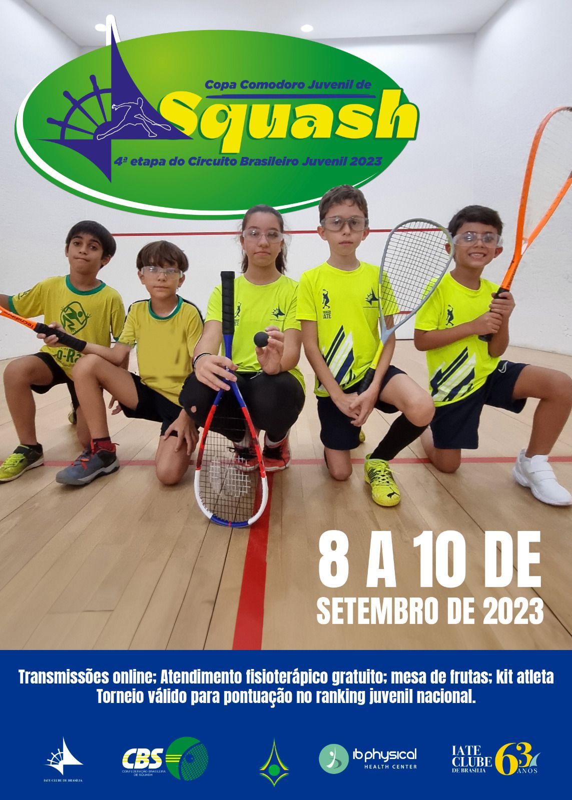 Um grupo de crianças está posando para uma foto em uma quadra de squash.