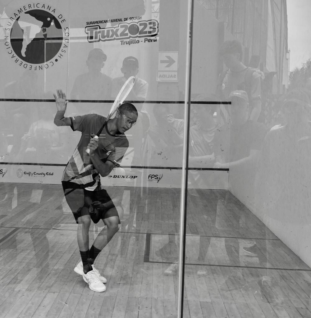 Uma foto em preto e branco de um homem jogando squash