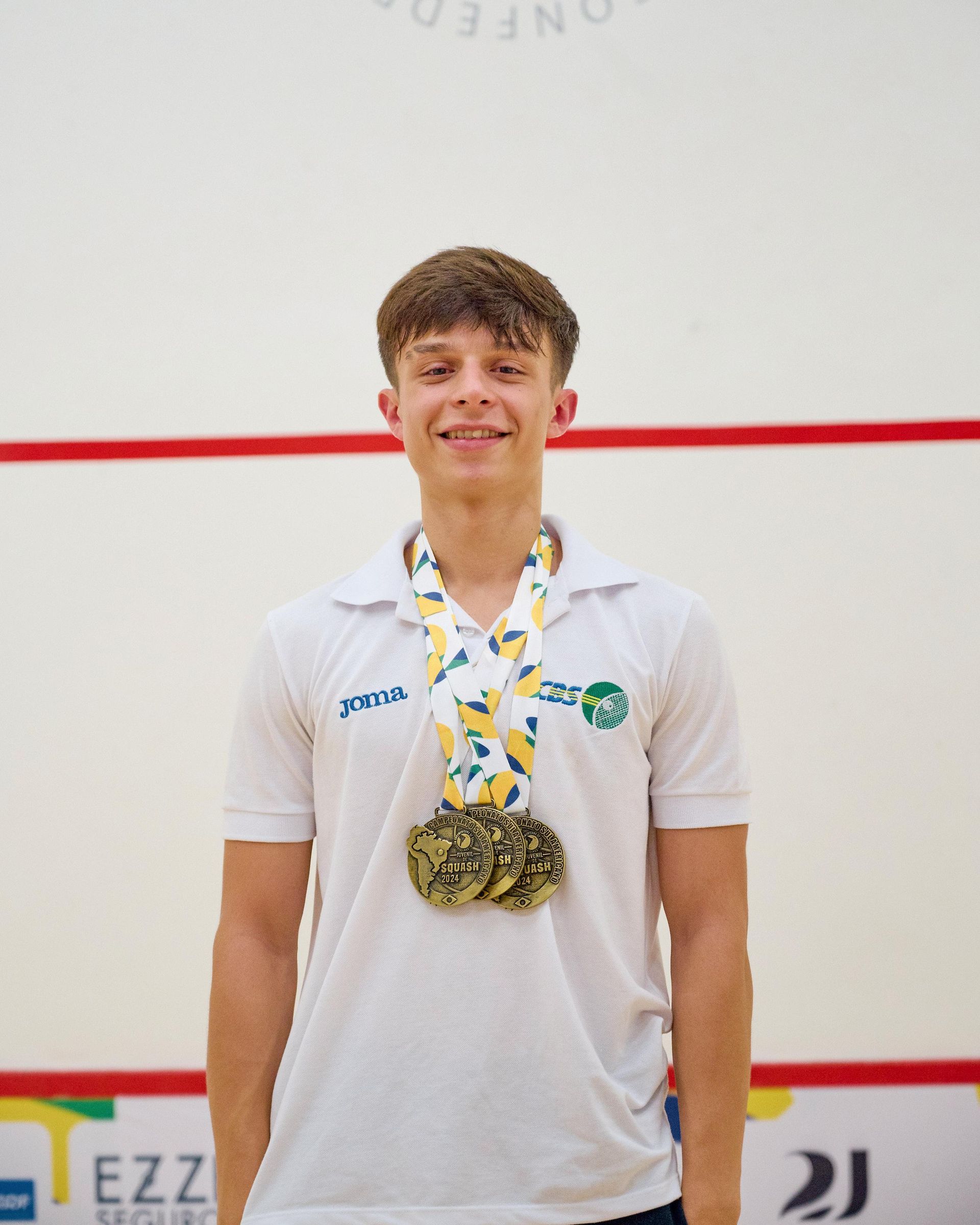 Um jovem usando uma medalha no pescoço